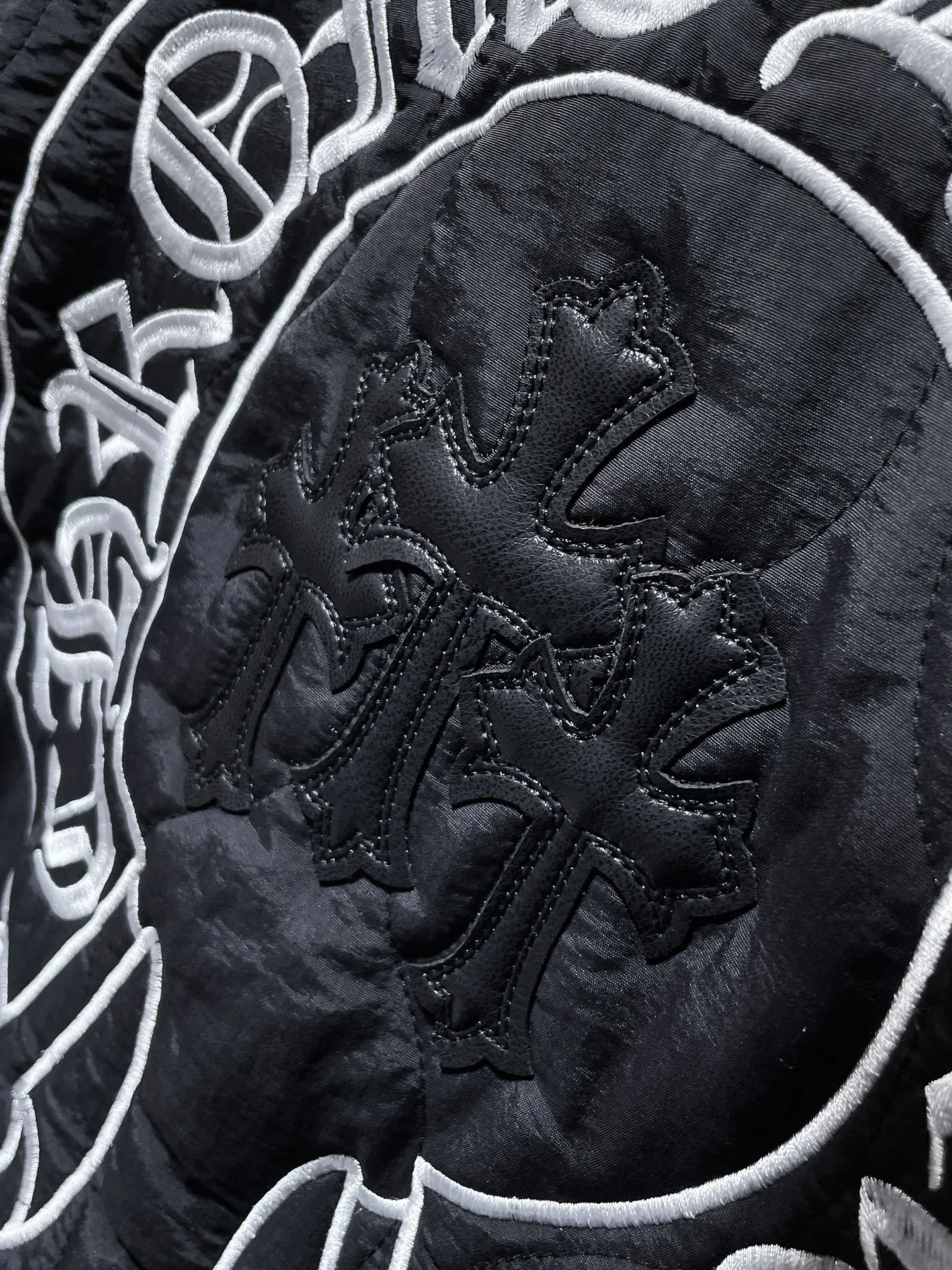P416 Chrome Hearts 🍁Winter cotton jacket series🍁 25ss Crow Heavy Industry Cross Leather Label Lapel Embroidered Cotton Jacket Available at counters simultaneously❤ The highest version series on the market Customized version of windproof pure cotton jacket fabric Filled with high-density high-elastic down cotton inside Highly warm, fluffy and soft, extremely resilient Lightweight and fashionable ✨✨ Slim fit and not bloated Recommended color: black Code number: S, M, L, XL